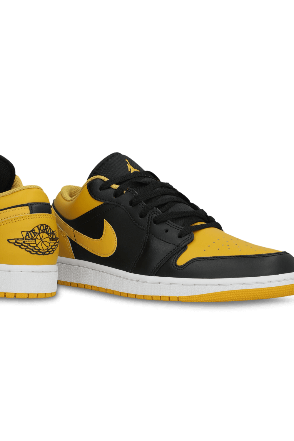 תמונת תקריב של נעלי סניקרס