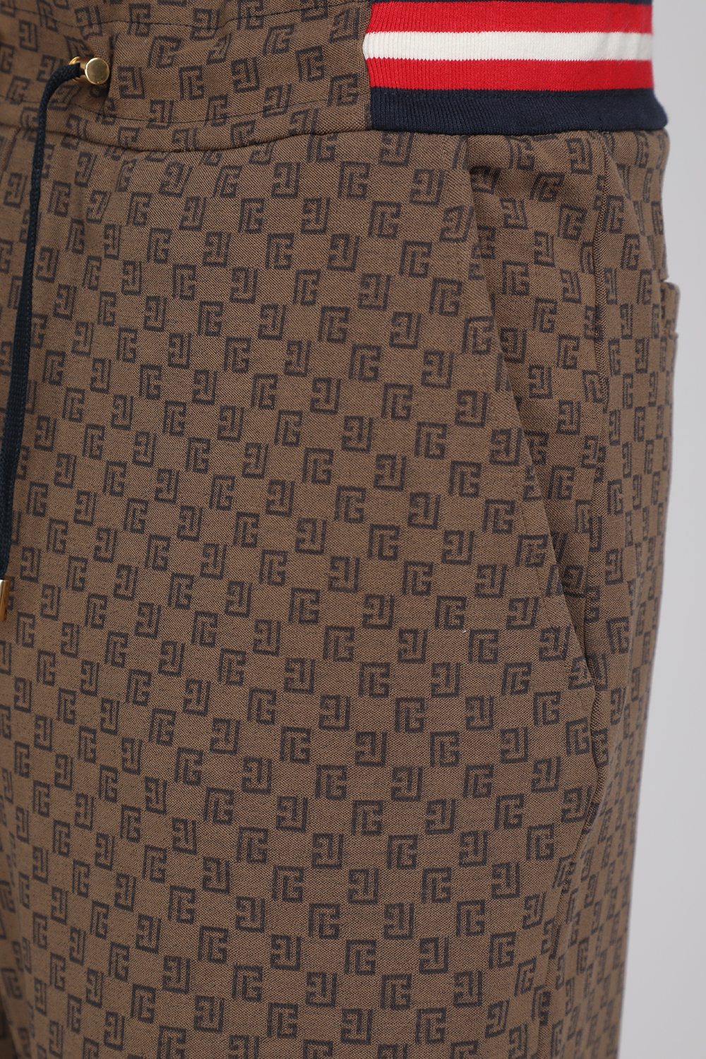 תמונת תקריב דוגמן של מכנסיים ארוכים מונוגרמה