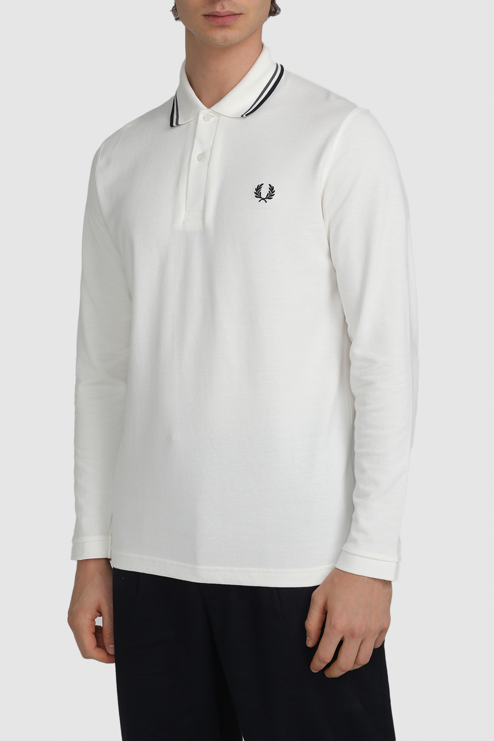 תמונת דוגמן קידמית של חולצת פולו ארוכה