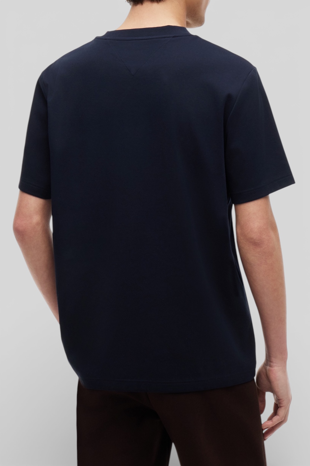 תמונת דוגמן אחורית של חולצת טי