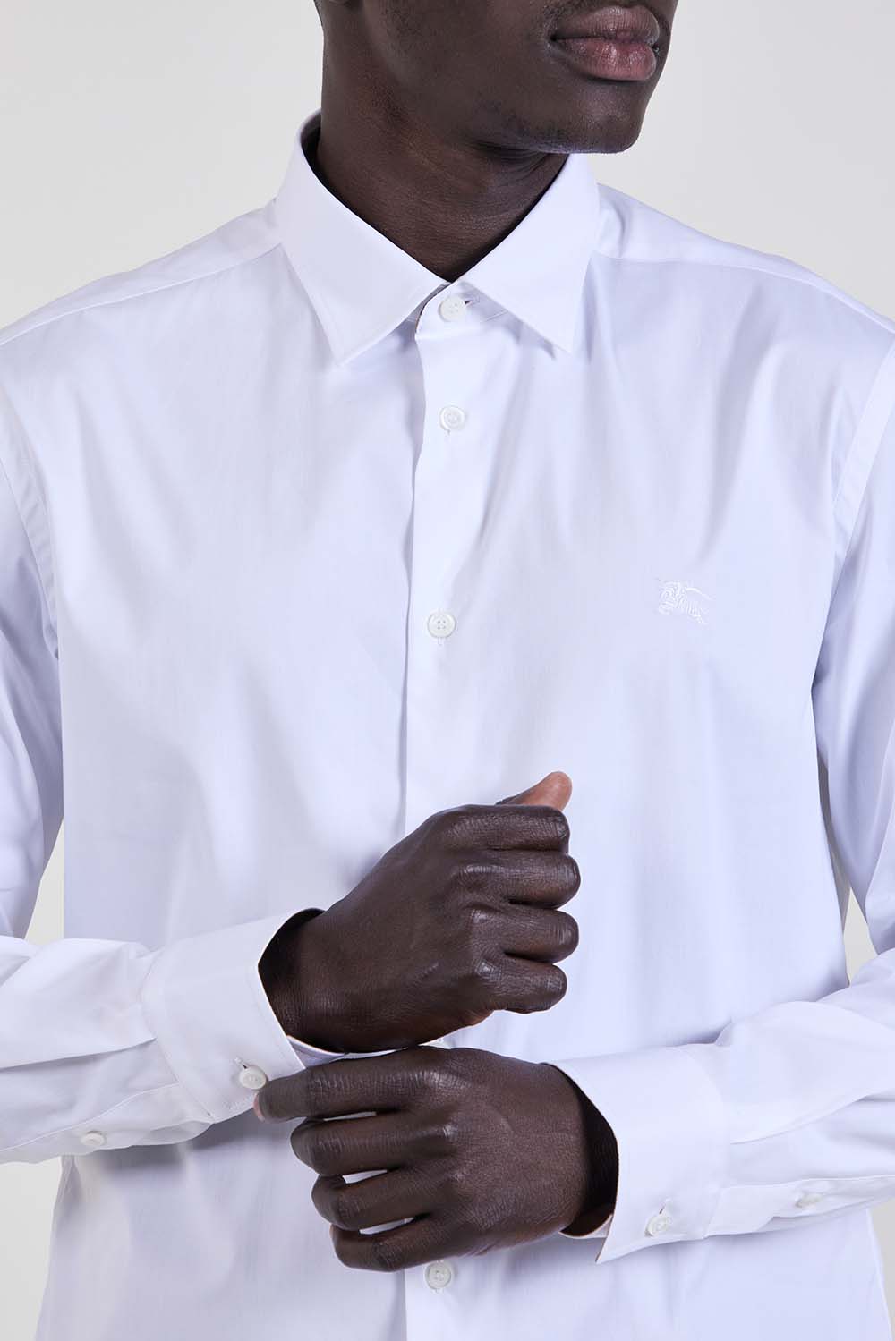 תמונת תקריב דוגמן של חולצה מכופתרת