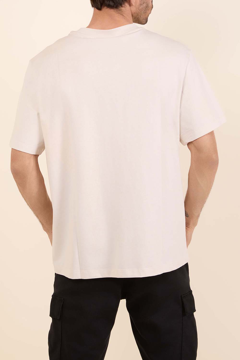 תמונת דוגמן אחורית של חולצת טי