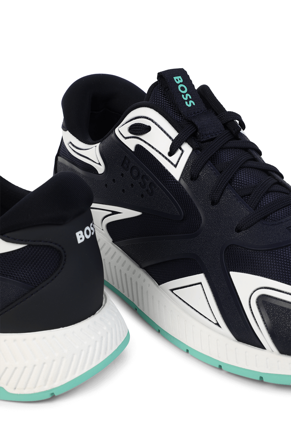 תמונת תקריב של נעלי ספורט היברדיות