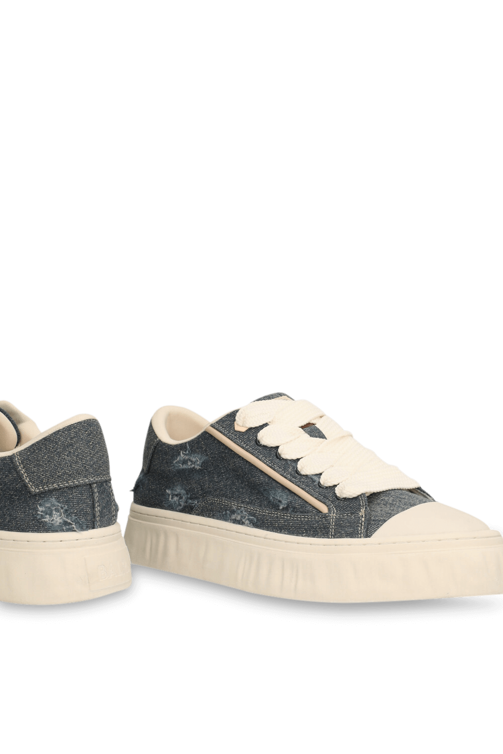 תמונת תקריב של נעלי סניקרס