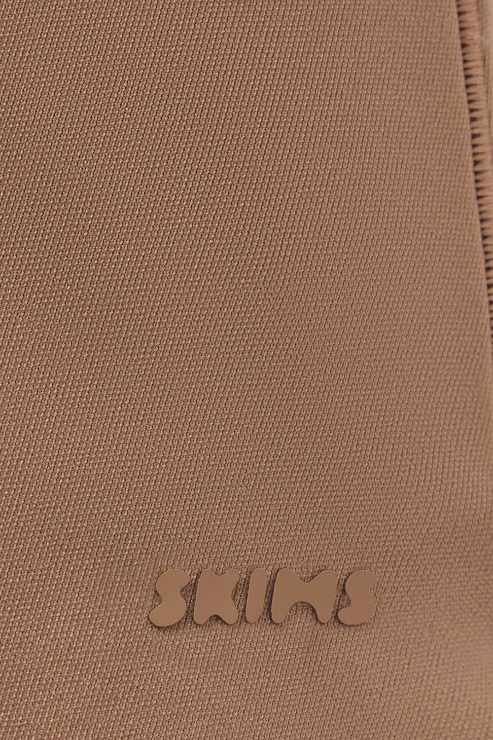 תמונת תקריב דוגמן של SKIMS ULTIMATE BODY MID THIGH BODYSUIT