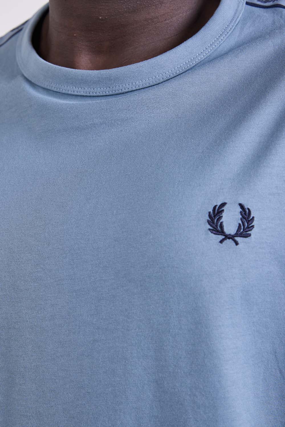 תמונת תקריב דוגמן של חולצת טי