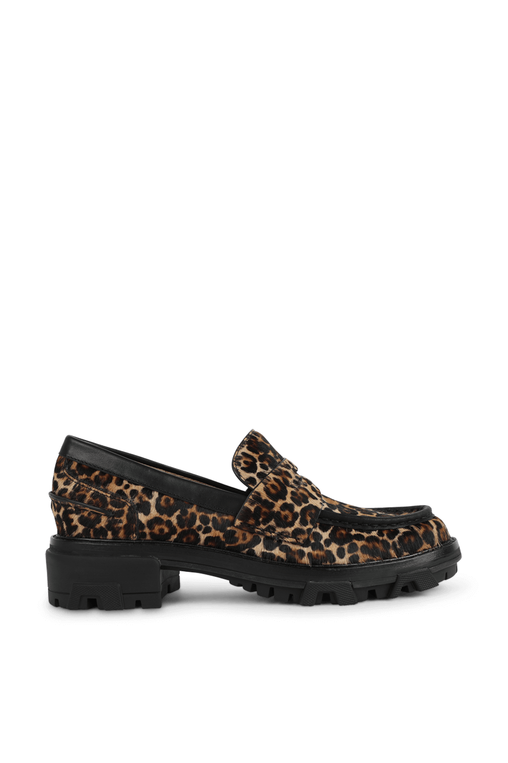 תמונה קידמית של נעלי מוקסין מנומרות