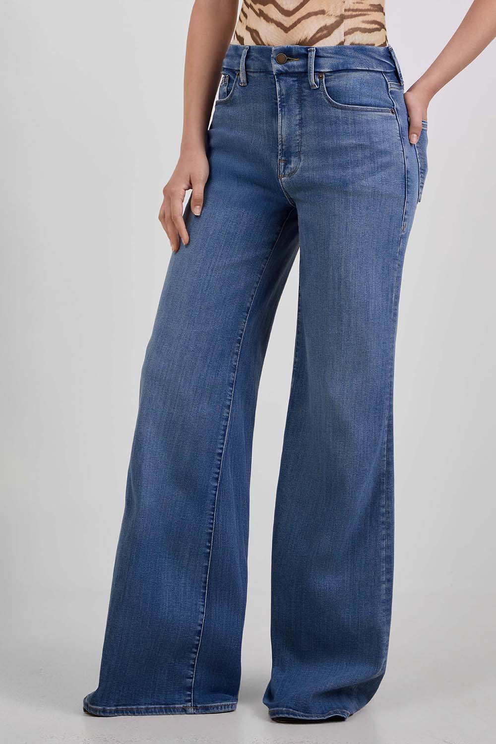 תמונת דוגמן קידמית של מכנסי ג'ינס בגזרה גבוהה