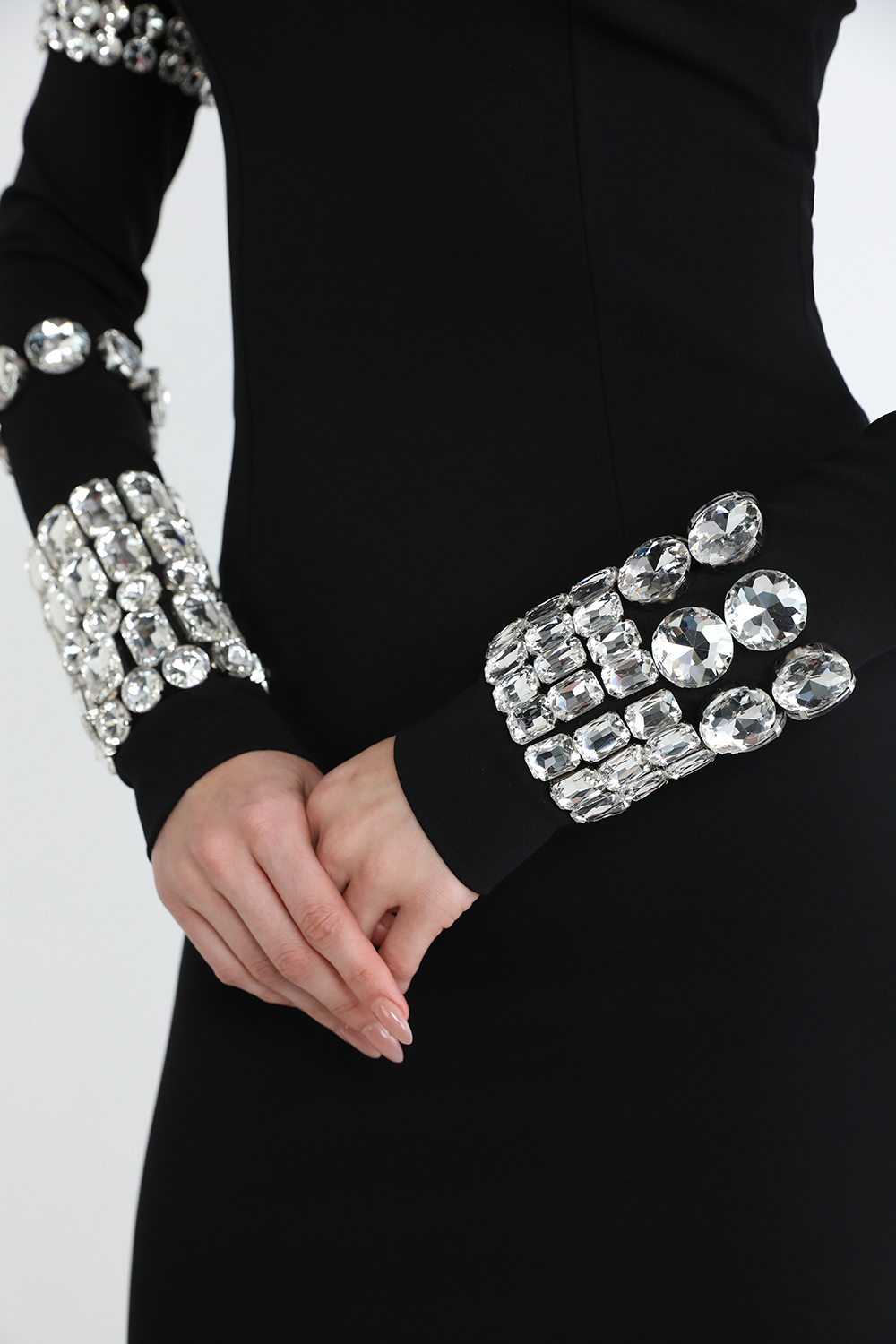 תמונת תקריב דוגמן של דולצ'ה וגבאנה X קים שמלת סלים מידי שחורה עם אבני חן