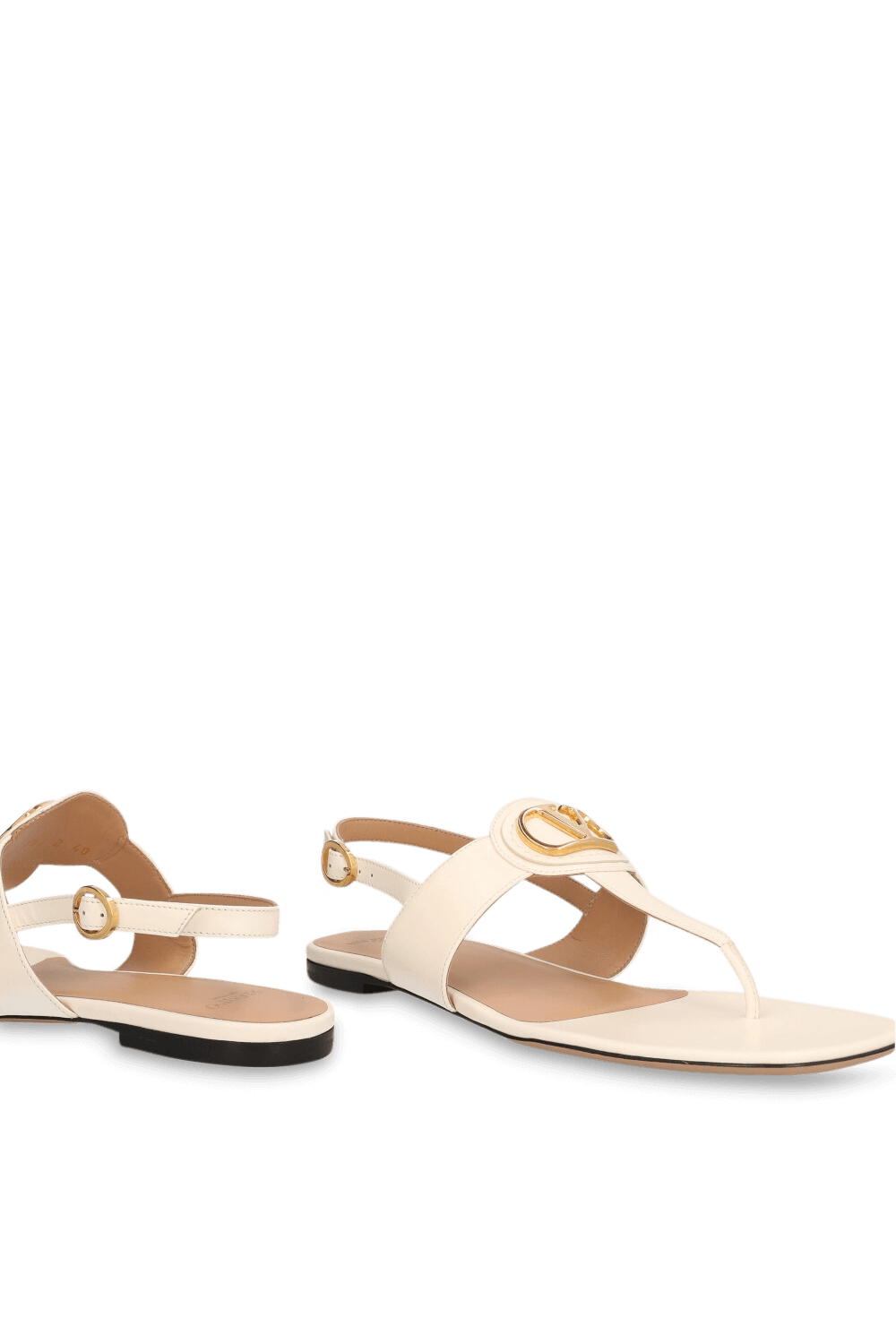 תמונת תקריב של סנדלי סלינג בק