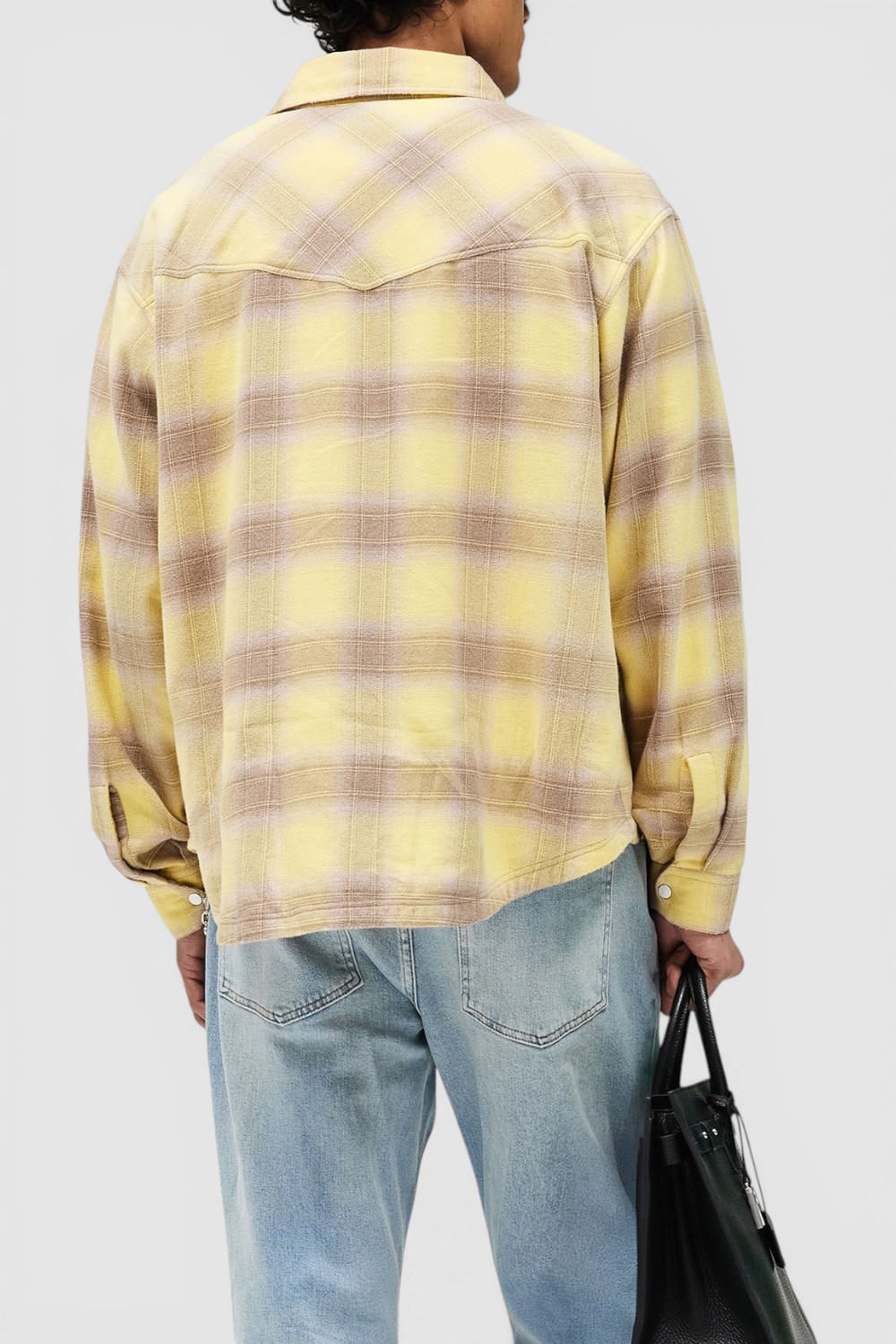 תמונת דוגמן אחורית של חולצה מכופתרת פלנל