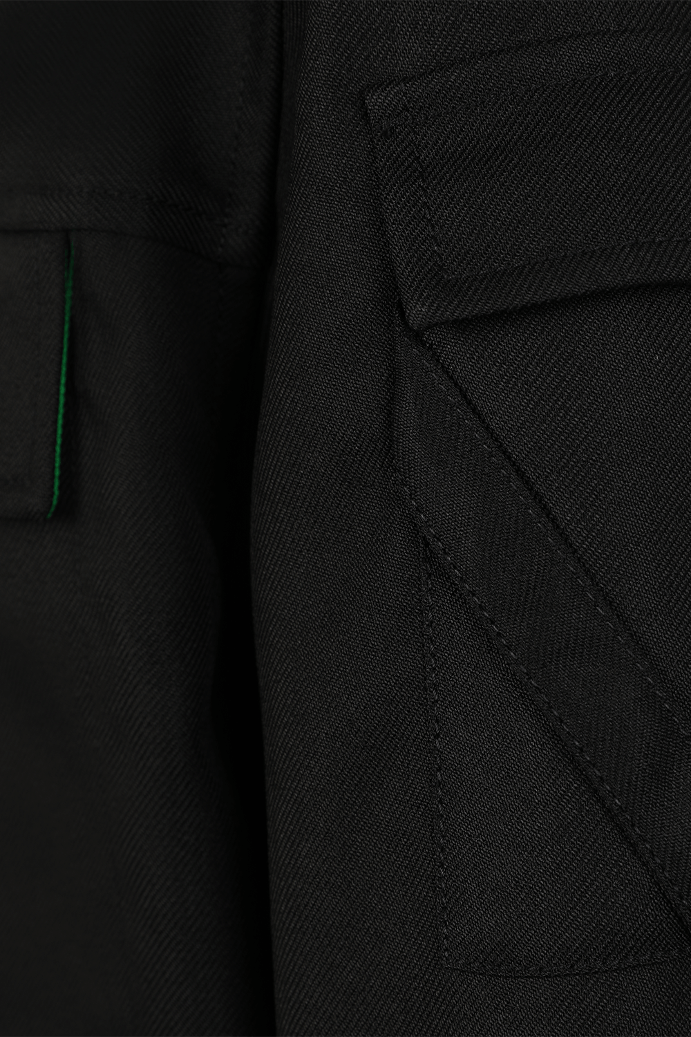 תמונה אחורית של ז'קט מכופתר עם כיסים