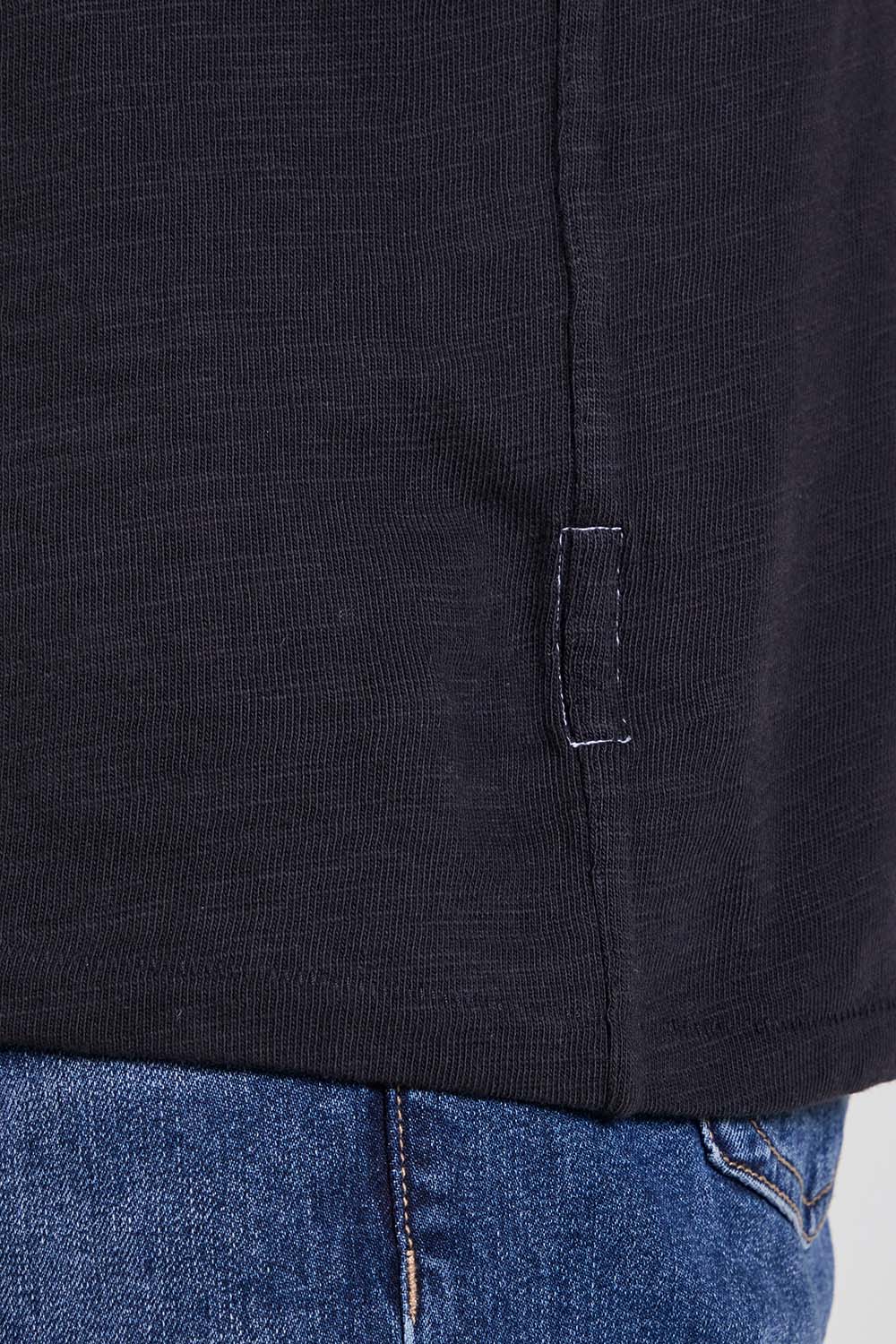 תמונת תקריב דוגמן של חולצת טי