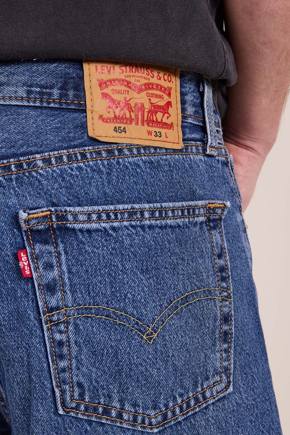 תמונת תקריב דוגמן של מכנסי ברמודה ג'ינס 454