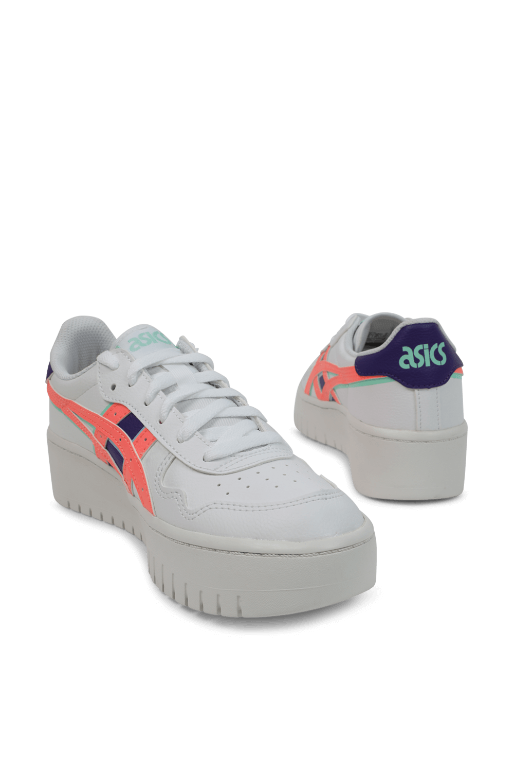 תמונת תקריב של נעלי סניקרס לבנות מדגם ג'פן