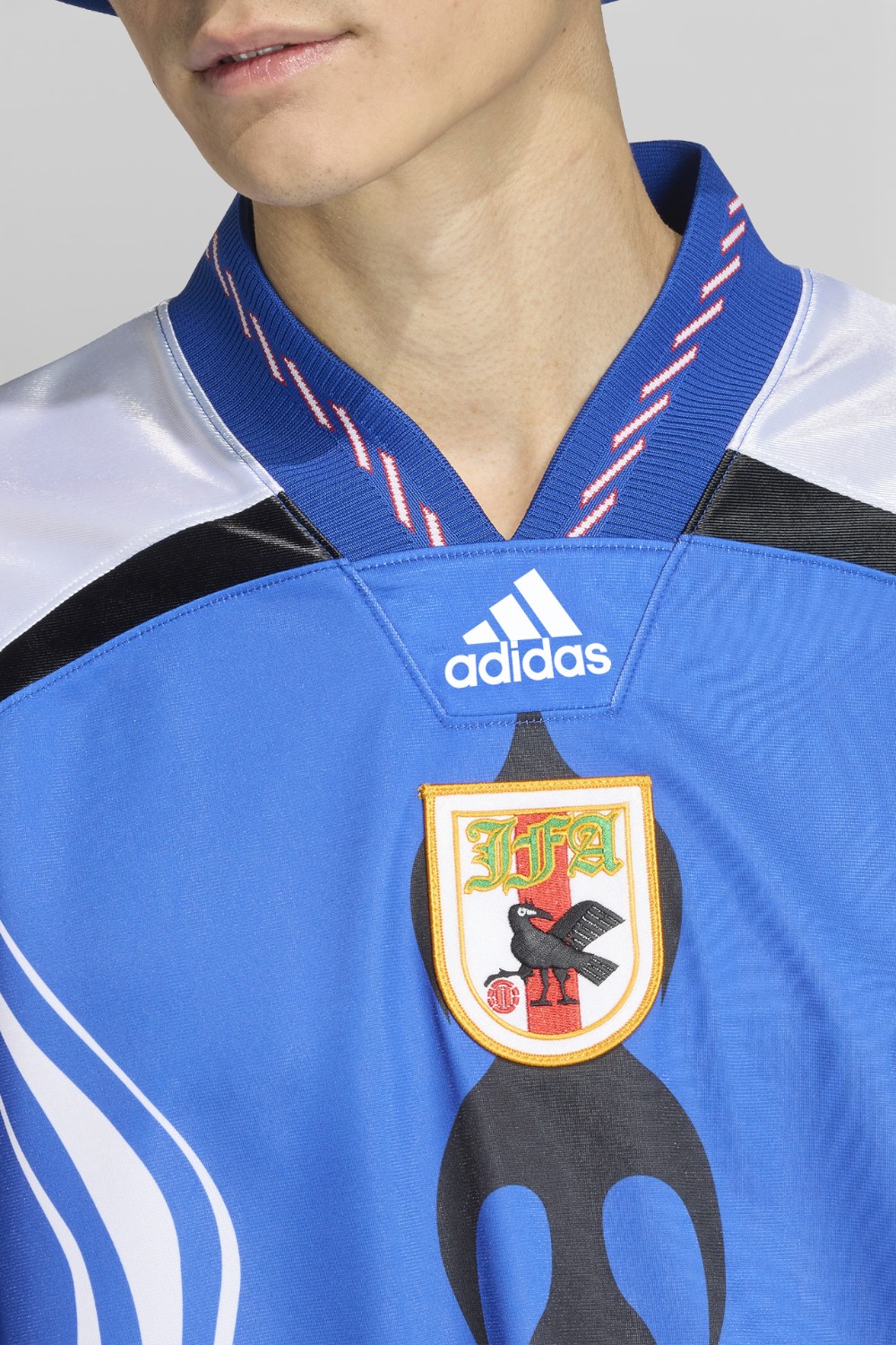 תמונת תקריב דוגמן של חולצת טי אוברסייז