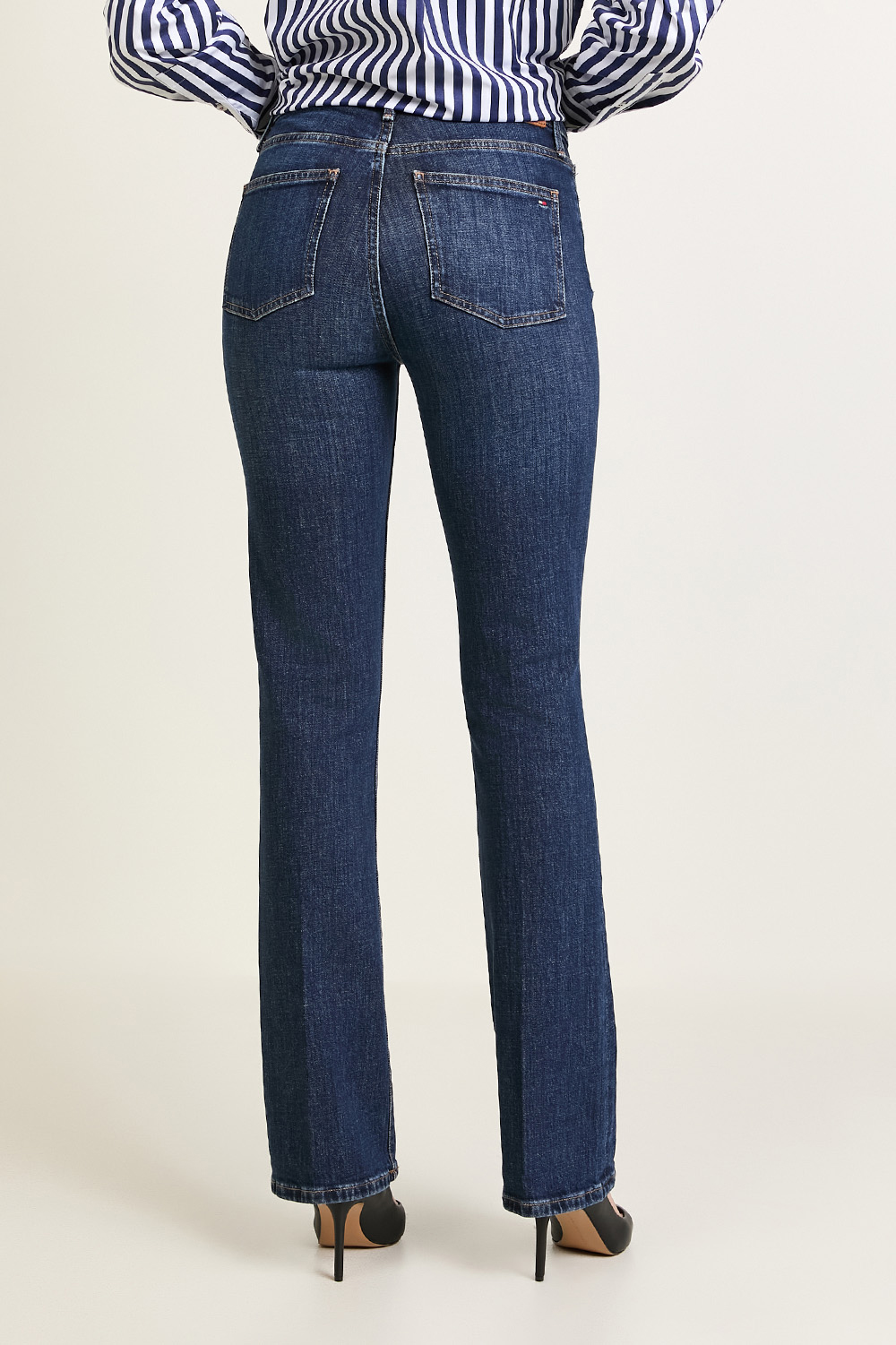 תמונת דוגמן אחורית של מכנסי ג'ינס בוטקאט ישרים