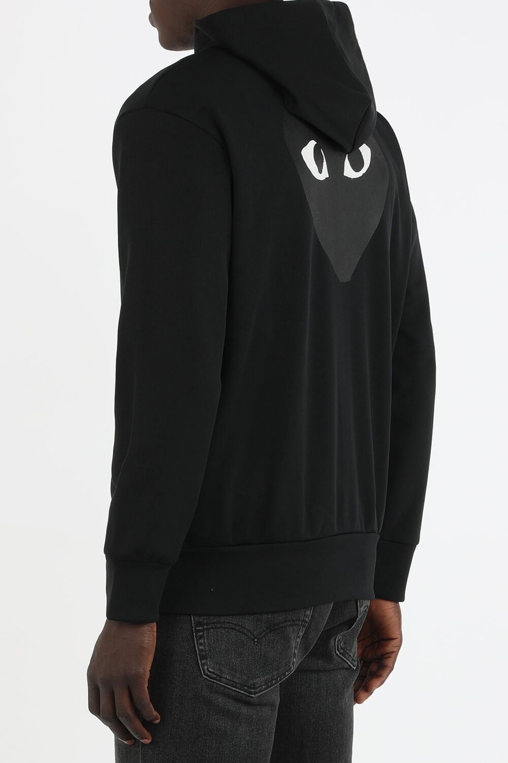 תמונת דוגמן אחורית של סווטשירט שחור מרוכסן עם דוגמת לבבות