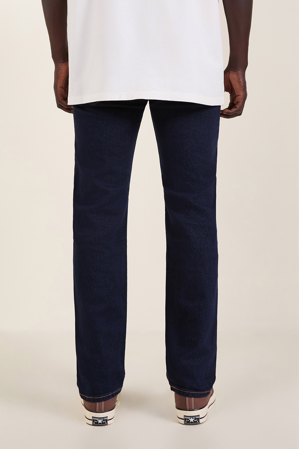 תמונת דוגמן אחורית של מכנסי ג'ינס ישרים