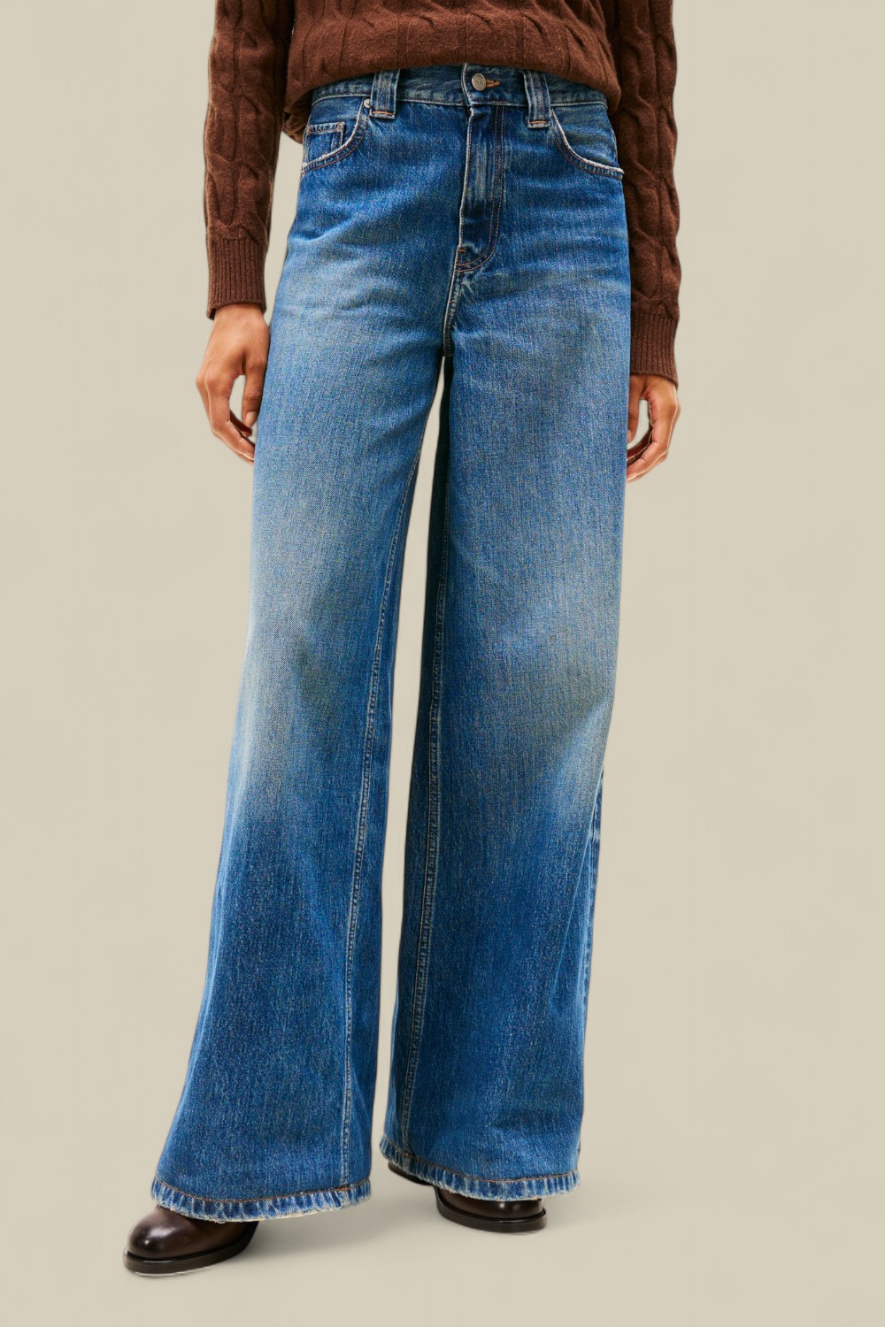 תמונת דוגמן קידמית של מכנסי ג'ינס בגזרה מתרחבת