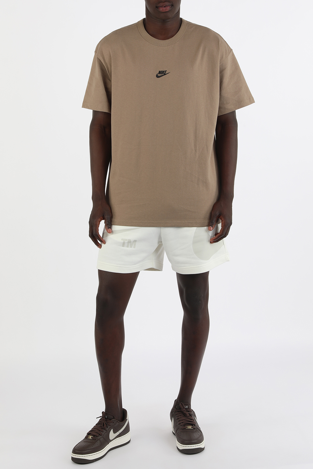 תמונת דוגמן קידמית של נעלי סניקרס אייר פורס בצבע חום