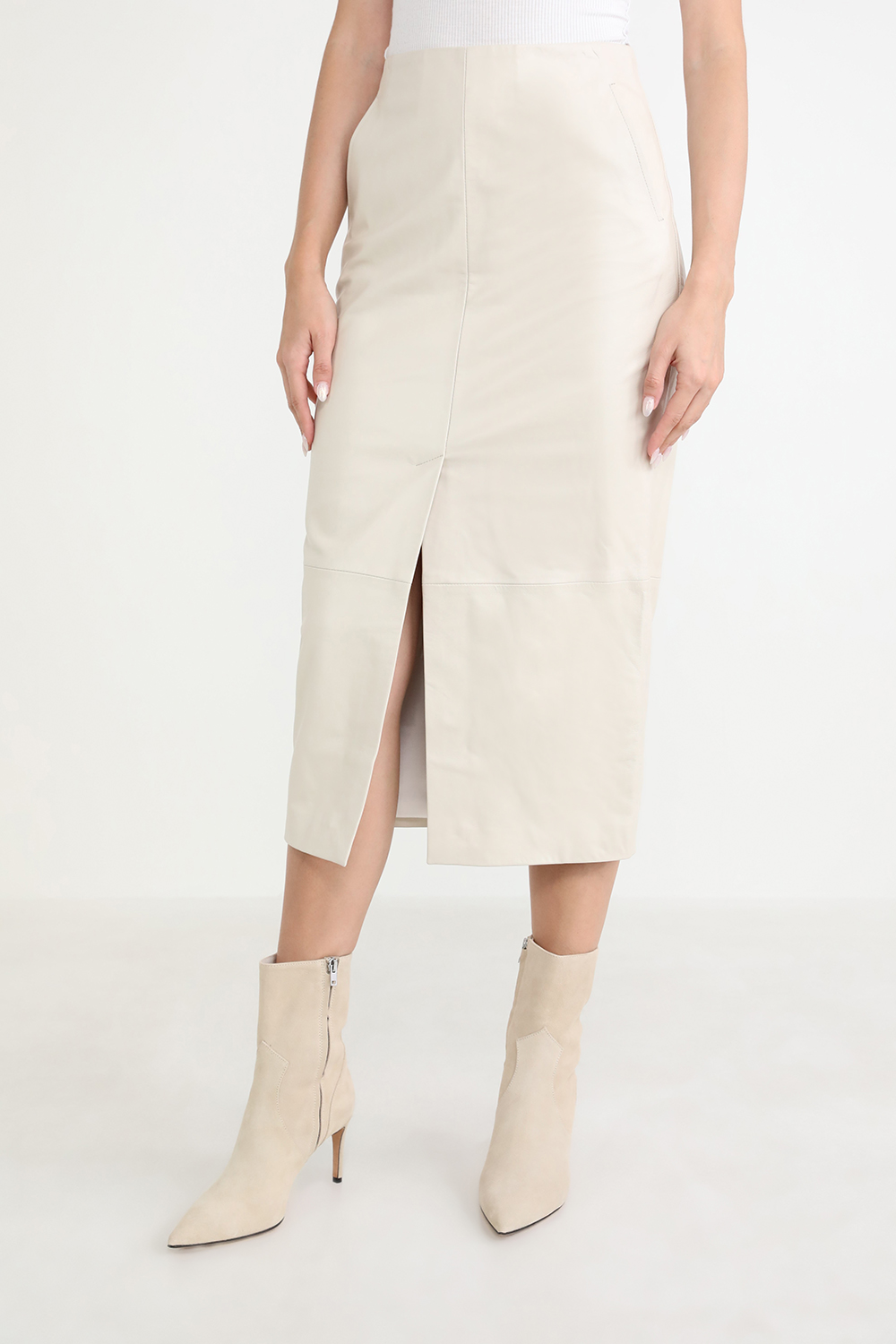 תמונת דוגמן קידמית של חצאית עור נאדייה