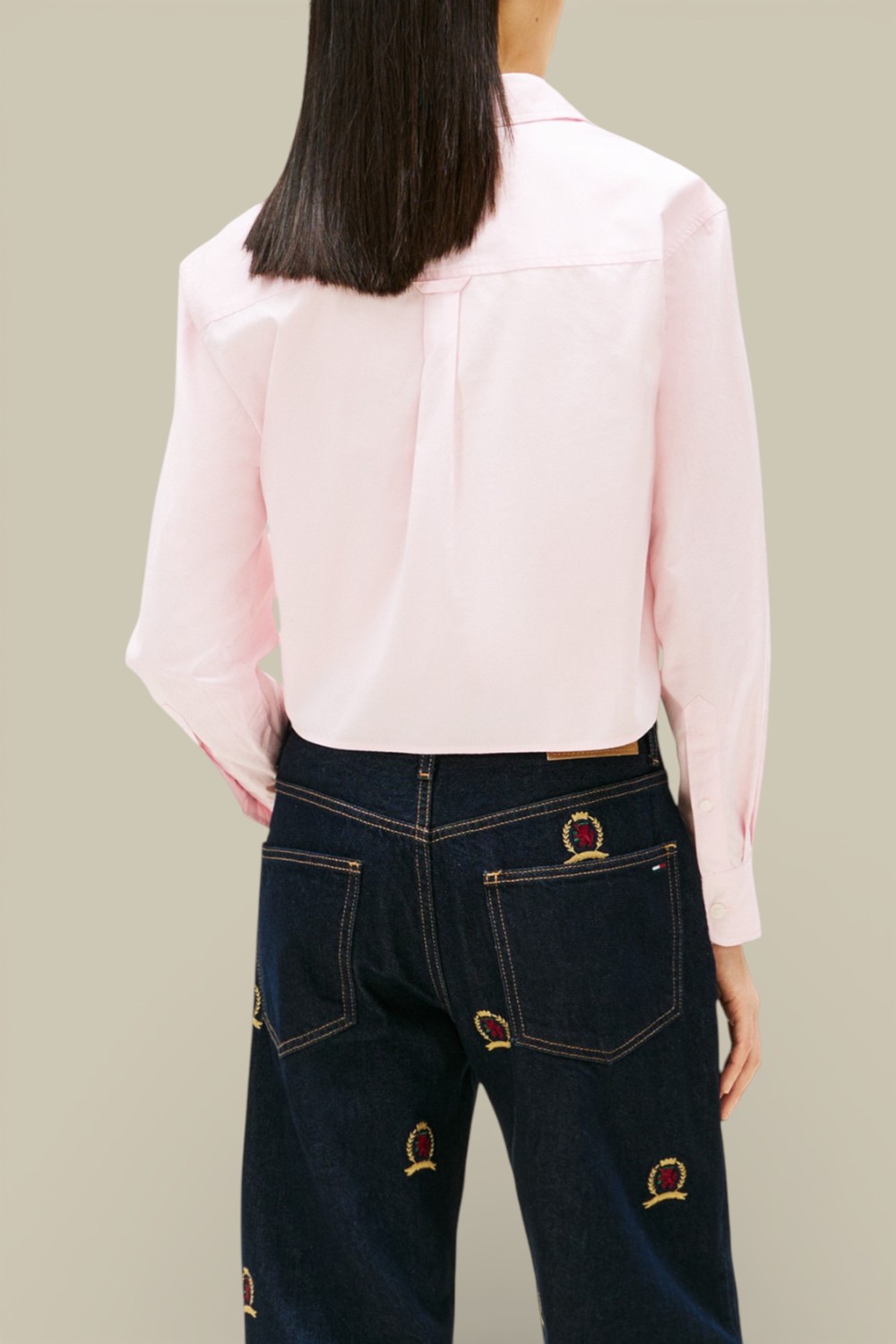 תמונת דוגמן אחורית של חולצה מכופתרת קרופ