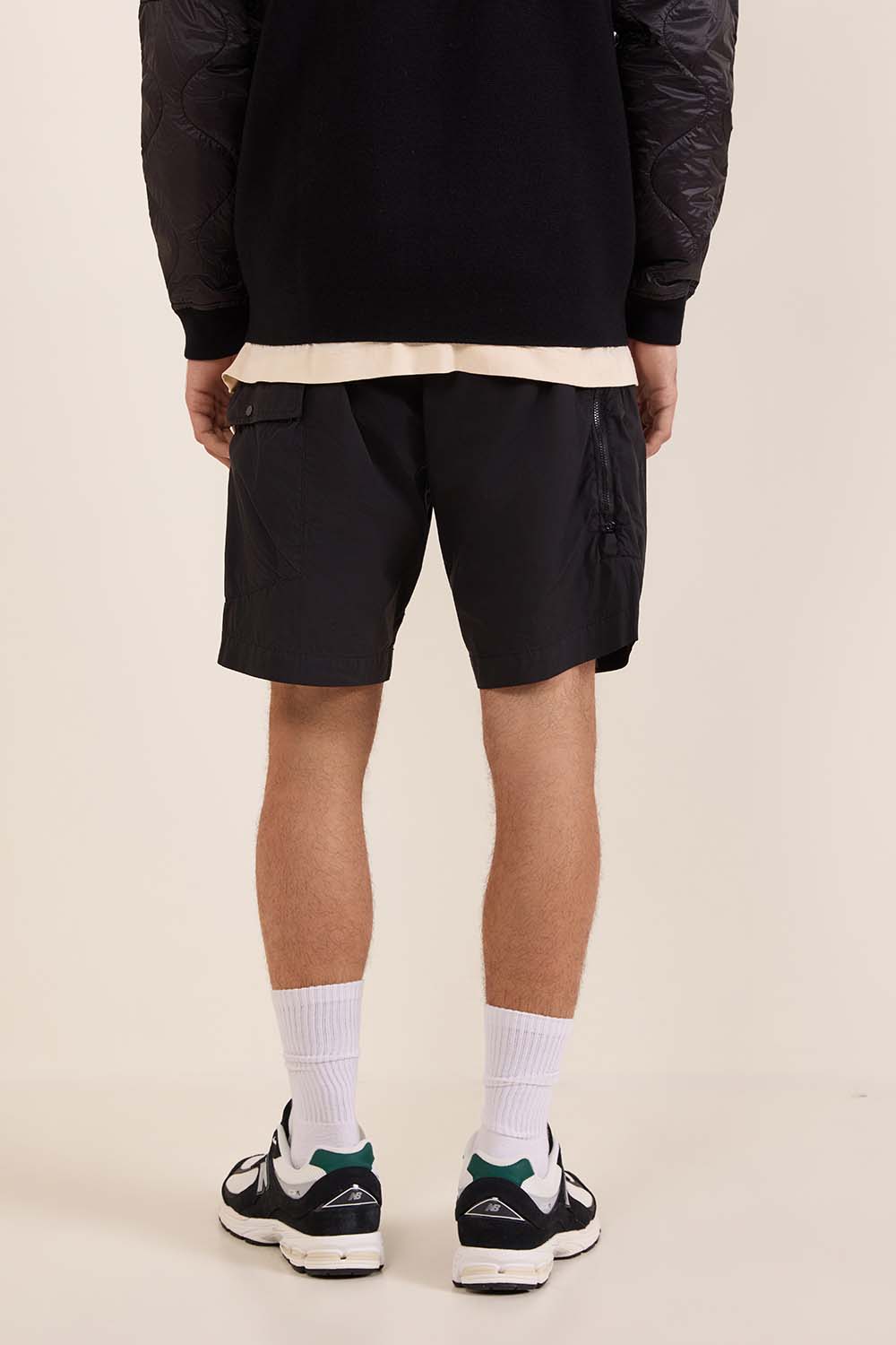 תמונת תקריב דוגמן של מכנסי קרגו קצרים