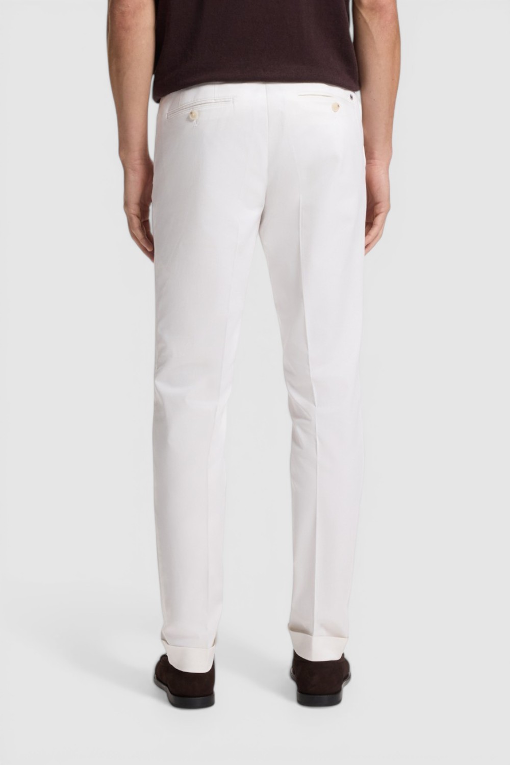 תמונת דוגמן אחורית של מכנסיים מחויטים בגזרת סלים