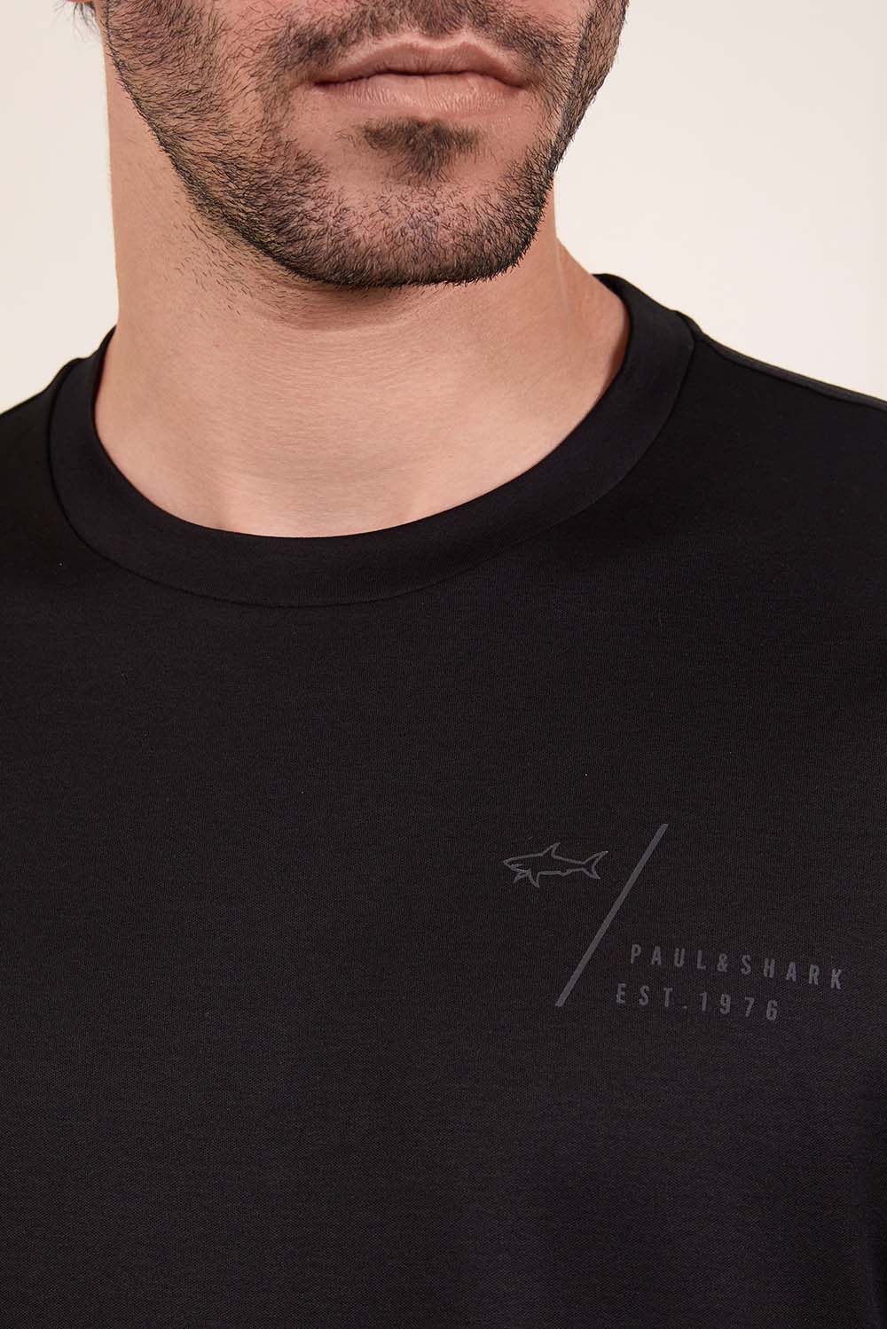 תמונת תקריב דוגמן של חולצת טי