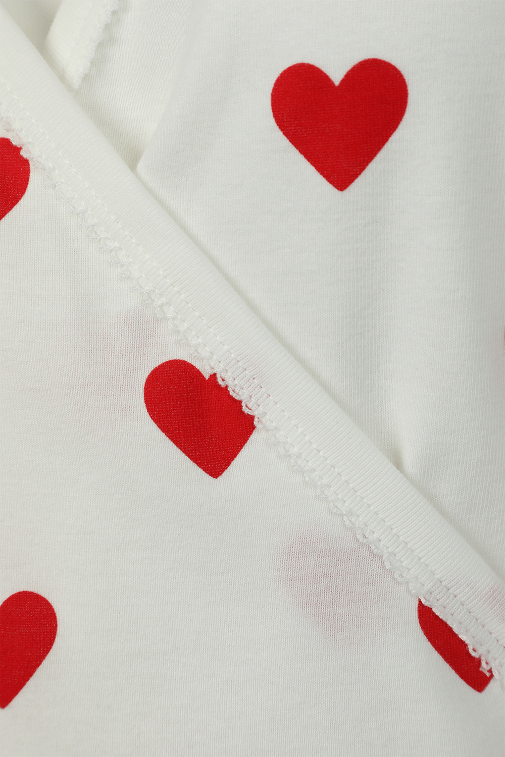 תמונה אחורית של חולצת פיג'מה ארוכה עם לבבות בגוון לבן