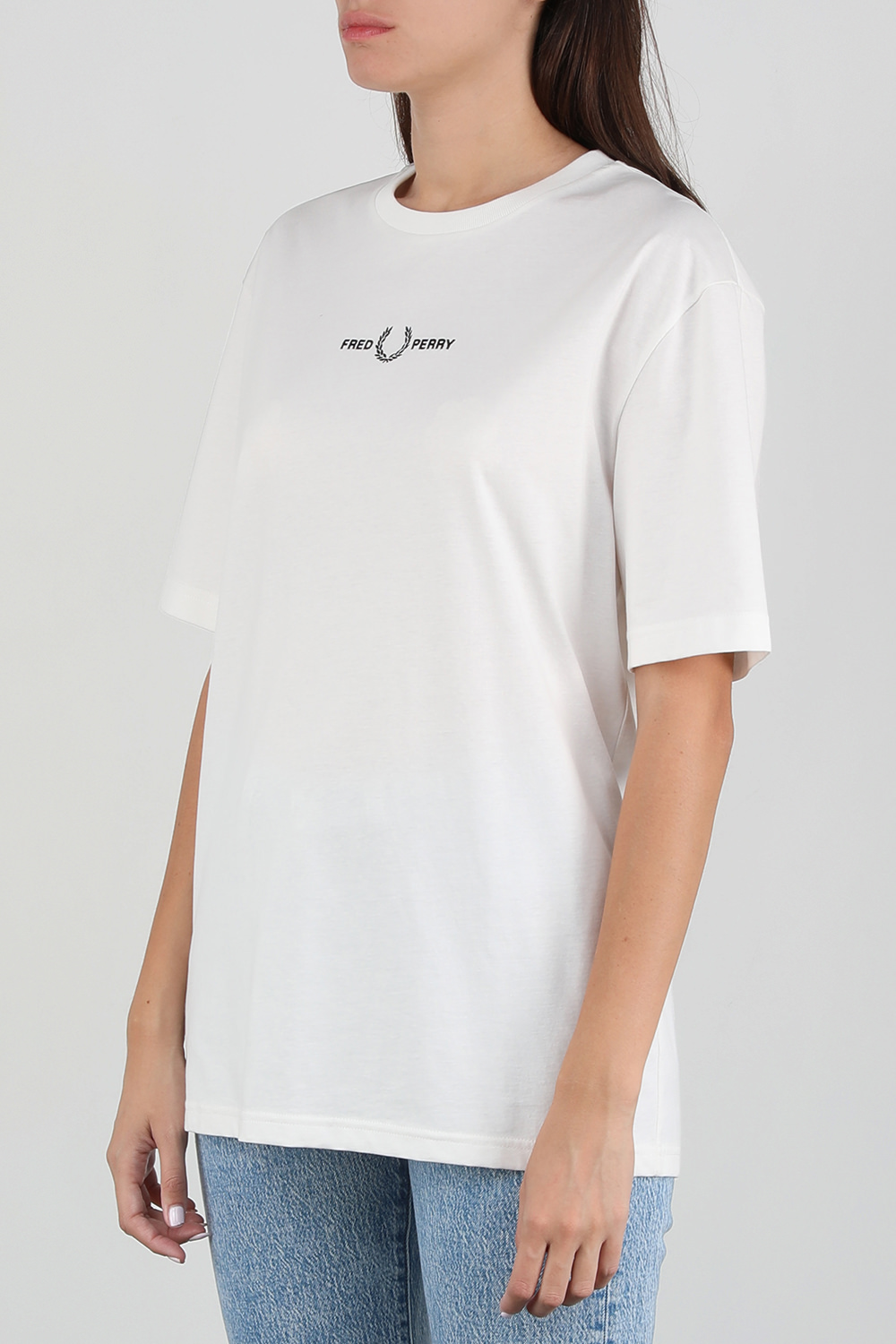 תמונת דוגמן אחורית של חולצת טי סלים עם לוגו