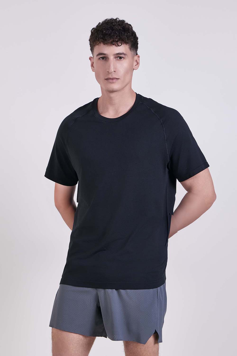 תמונת דוגמן קידמית של Metal Vent Tech Short-Sleeve Shirt