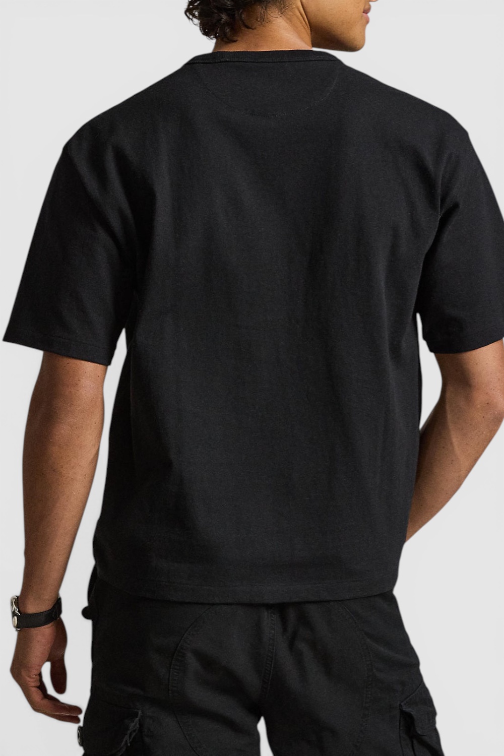 תמונת דוגמן אחורית של חולצת טי