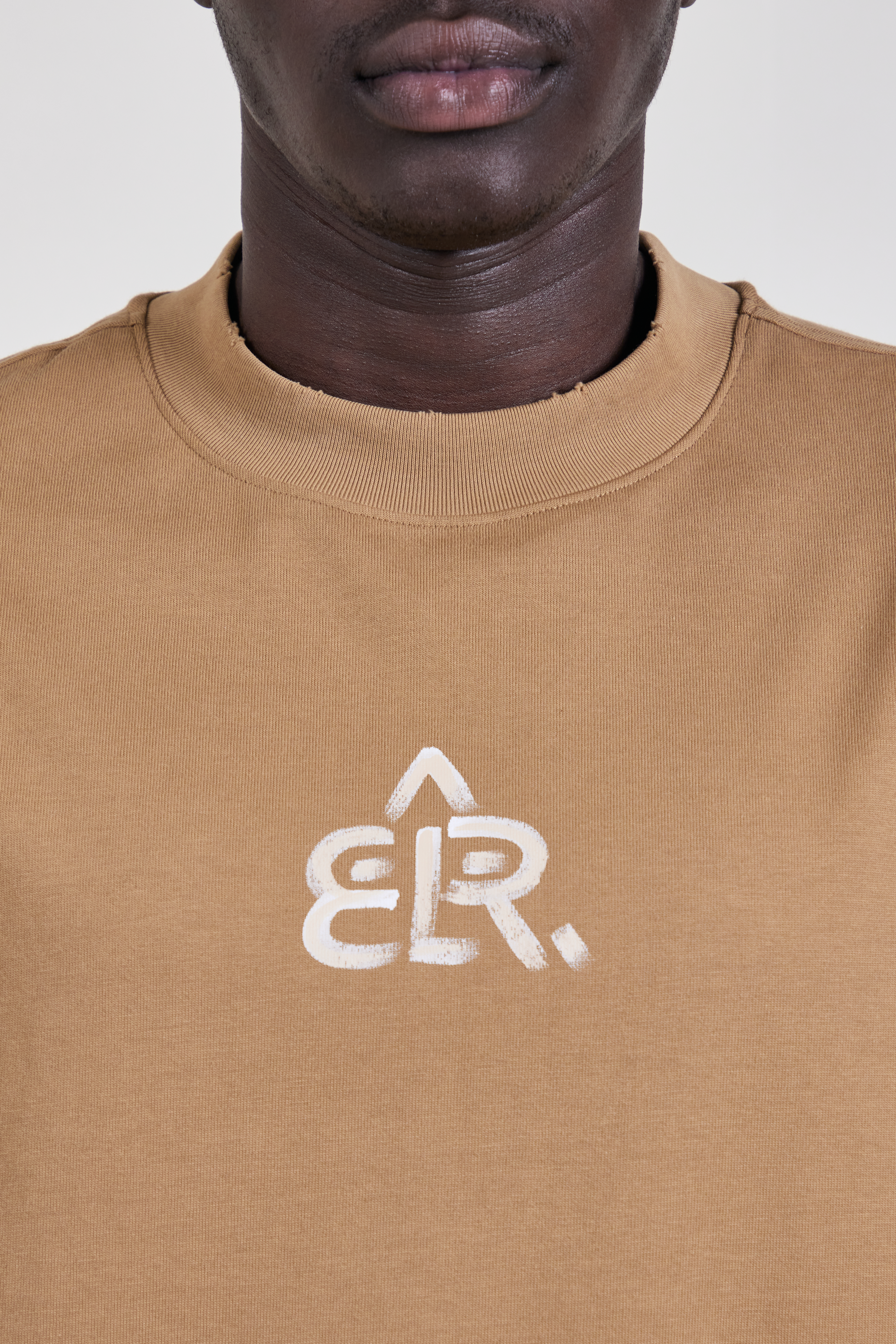 תמונת תקריב דוגמן של חולצת טי אוברסייז