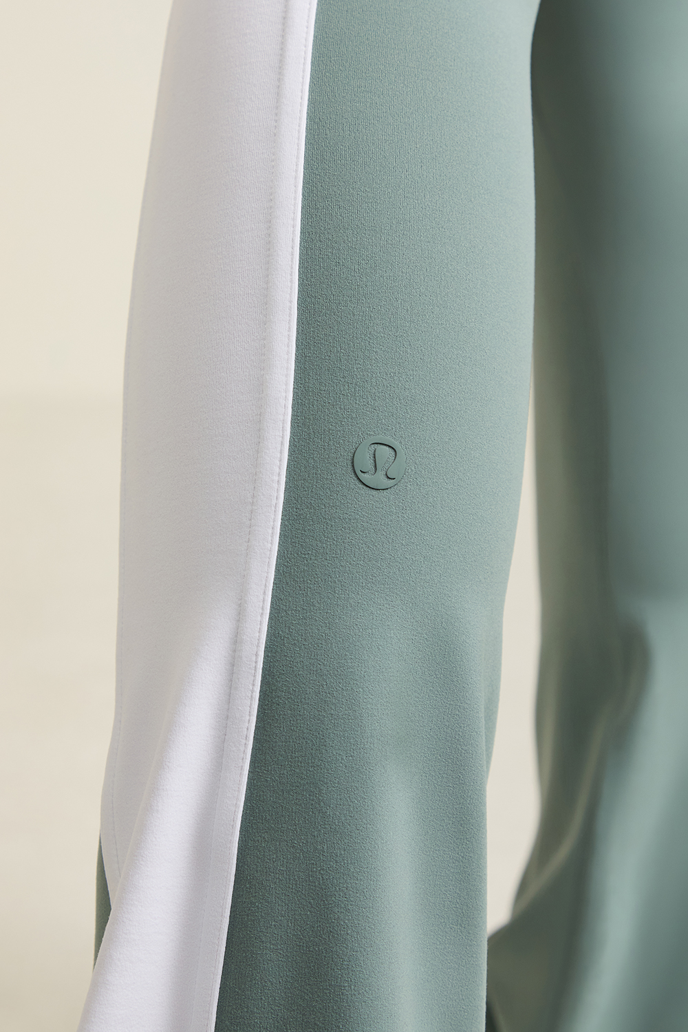 תמונת תקריב דוגמן של Nulu High-Rise Flared Pant