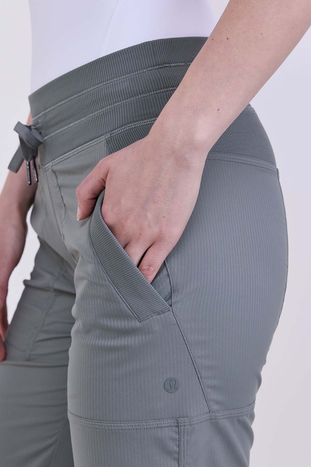 תמונת תקריב דוגמן של Dance Studio Mid-Rise Pant *Regular