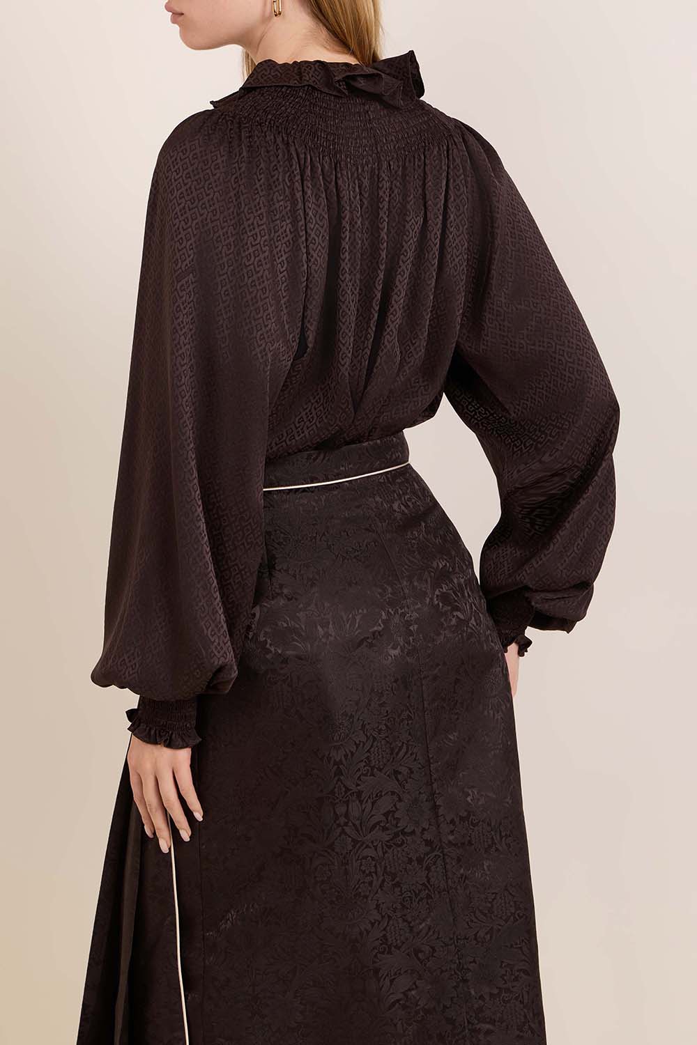 תמונת דוגמן אחורית של חולצת משי