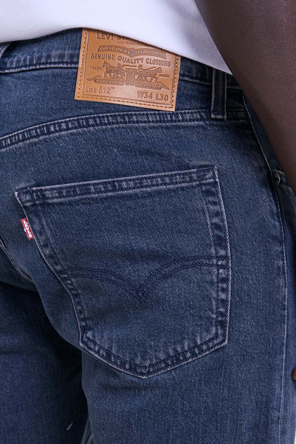 תמונת תקריב דוגמן של מכנסי סלים ג'ינס טאפר 512