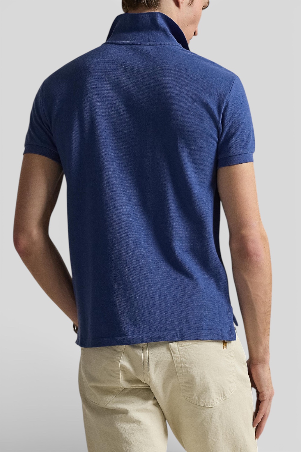 תמונת דוגמן אחורית של חולצת פולו