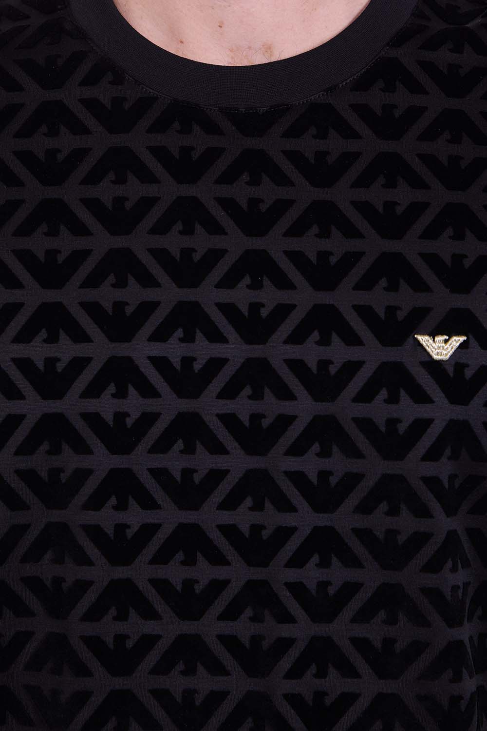 תמונת תקריב דוגמן של חולצת טי