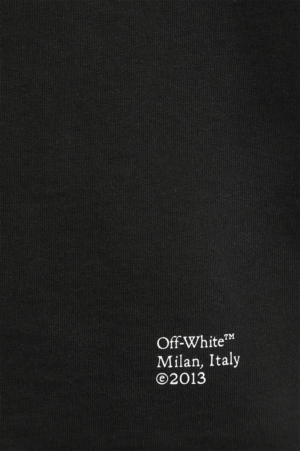 תמונה אחורית של חולצת לוגו חיצים בשחור