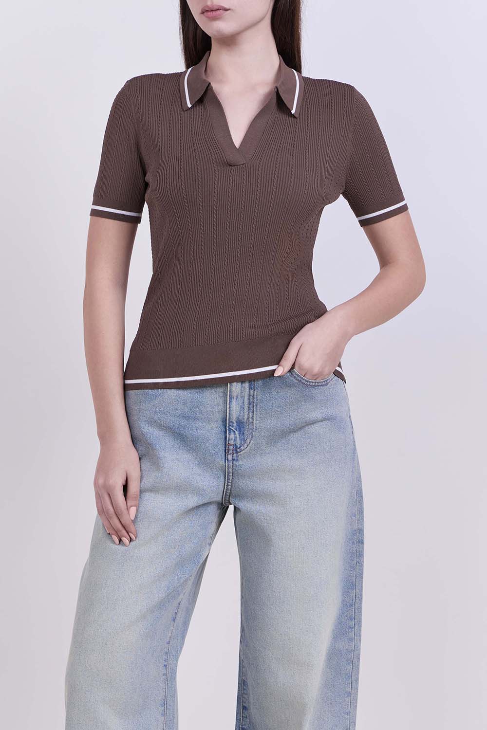 תמונת דוגמן קידמית של חולצת פולו בגזרת סלים
