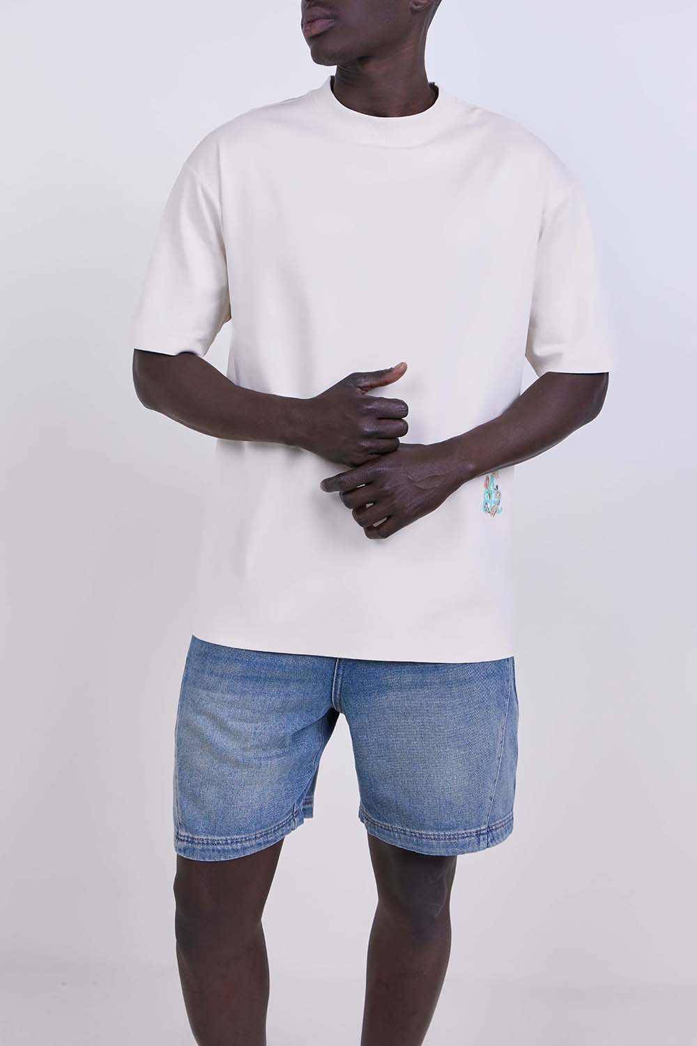 תמונת דוגמן קידמית של חולצת טי אוברסייז