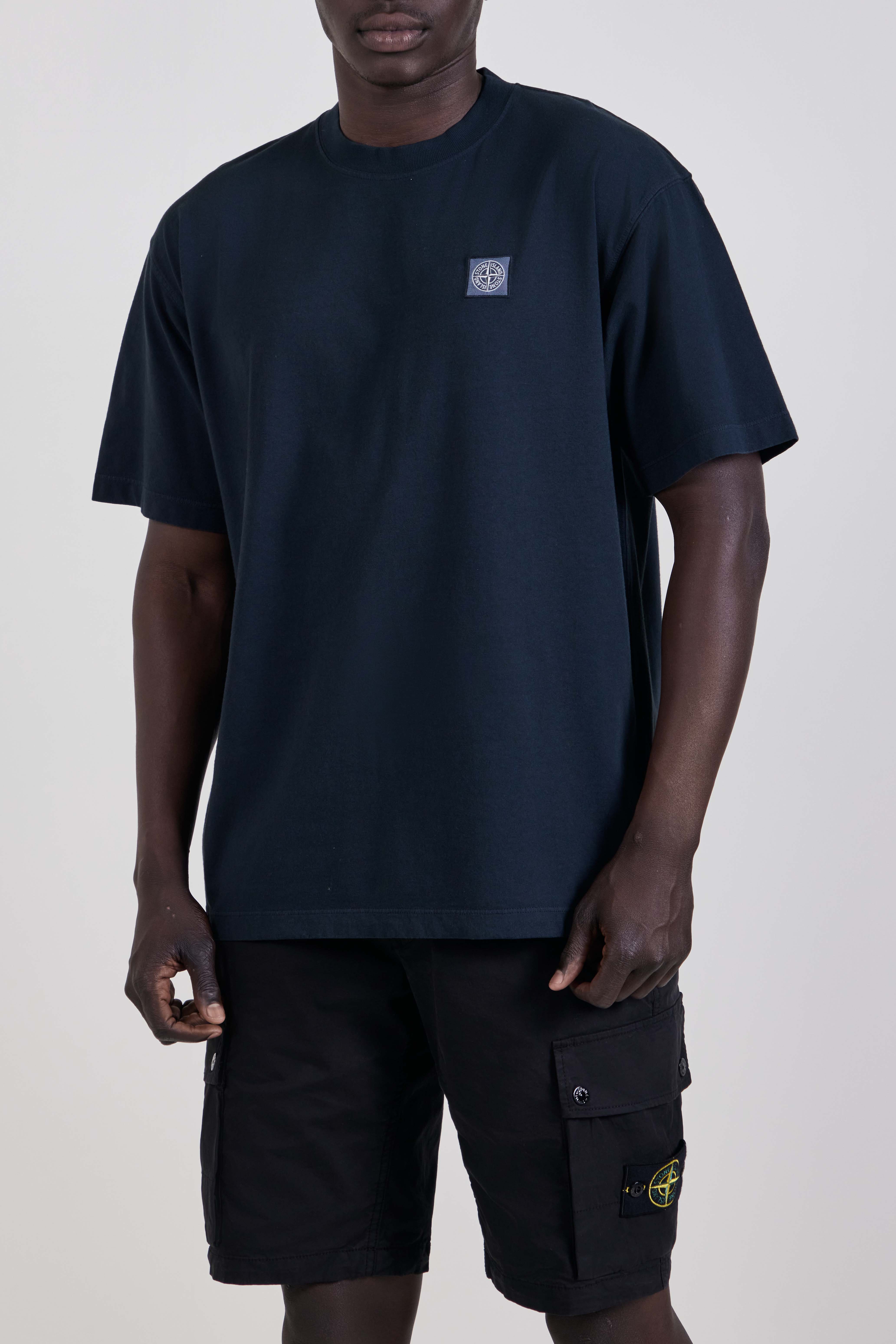 תמונת דוגמן קידמית של חולצת טי בגזרה ישרה