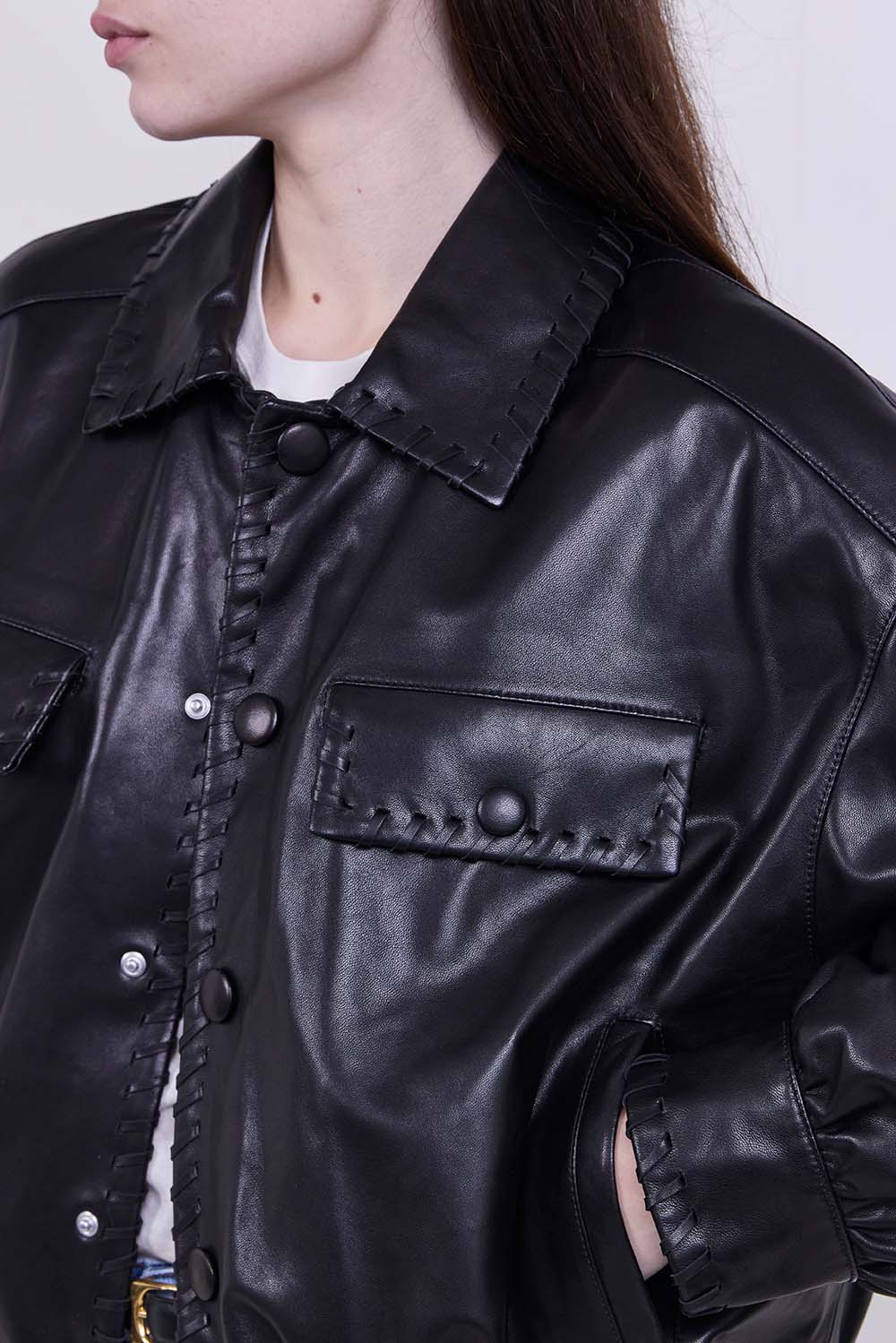 תמונת תקריב דוגמן של ז'קט עור