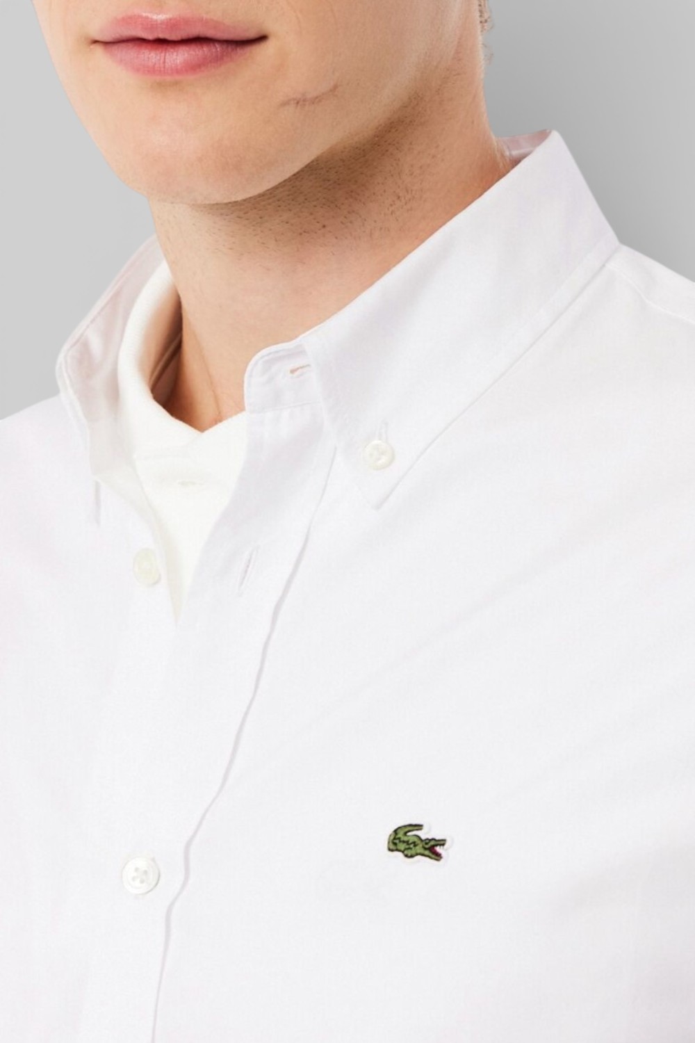 תמונת תקריב דוגמן של חולצה מכופתרת ארוכה