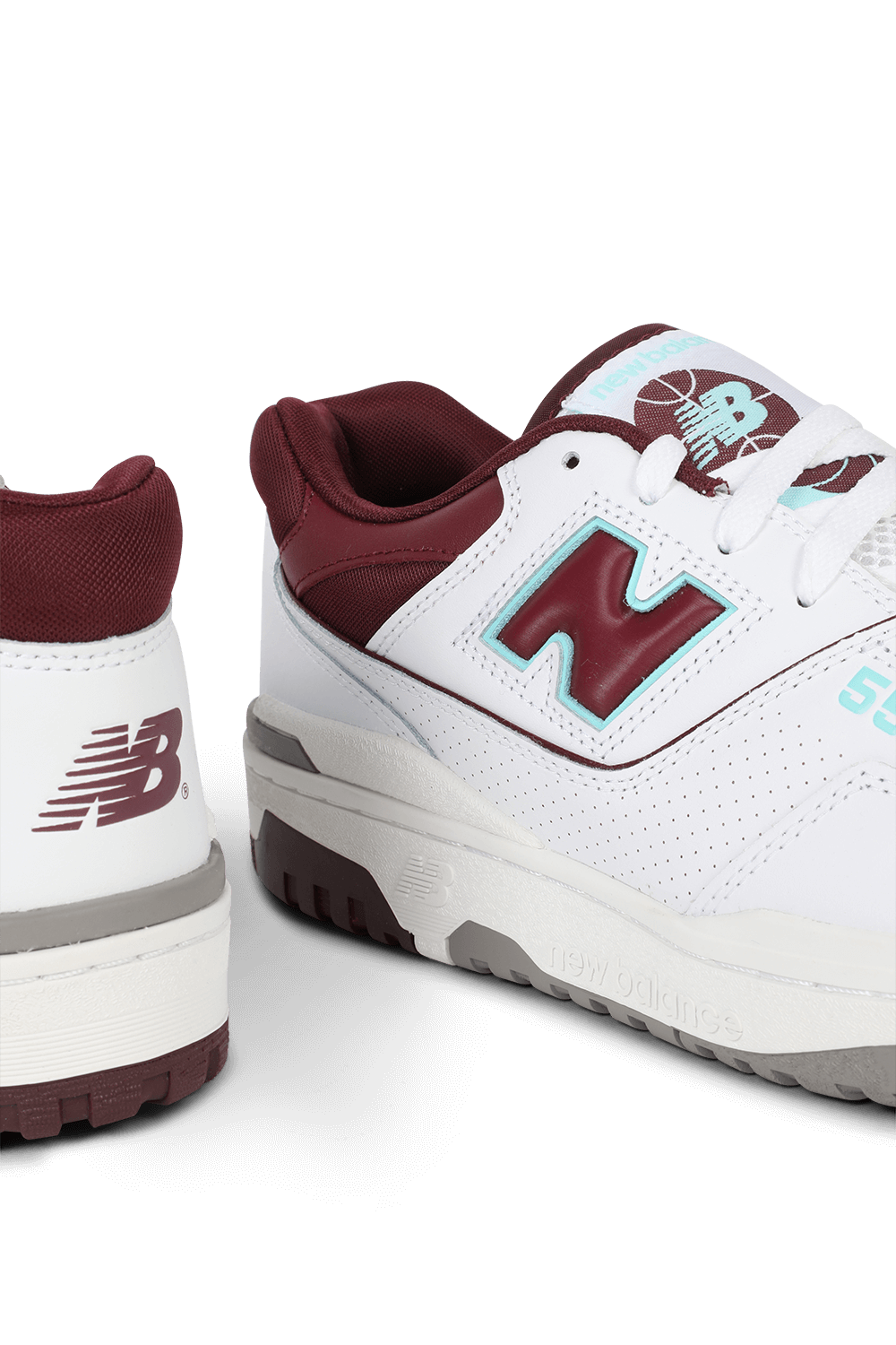 תמונת תקריב של נעלי סניקרס BB550 בגווני לבן ובורדו
