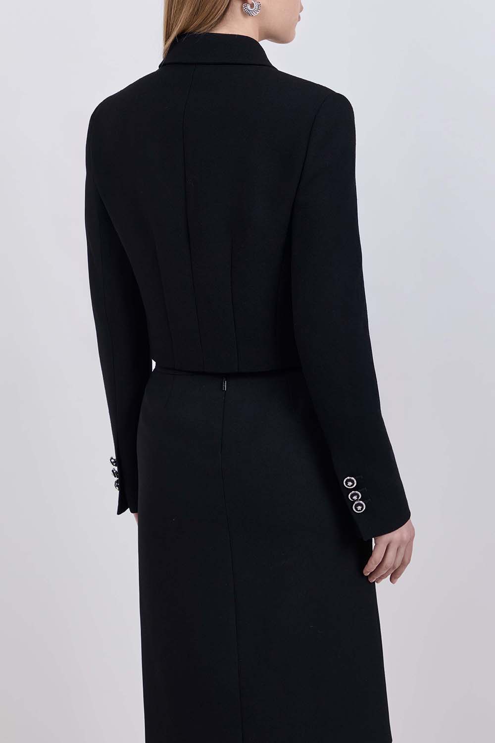 תמונת דוגמן אחורית של ז'קט מכופתר