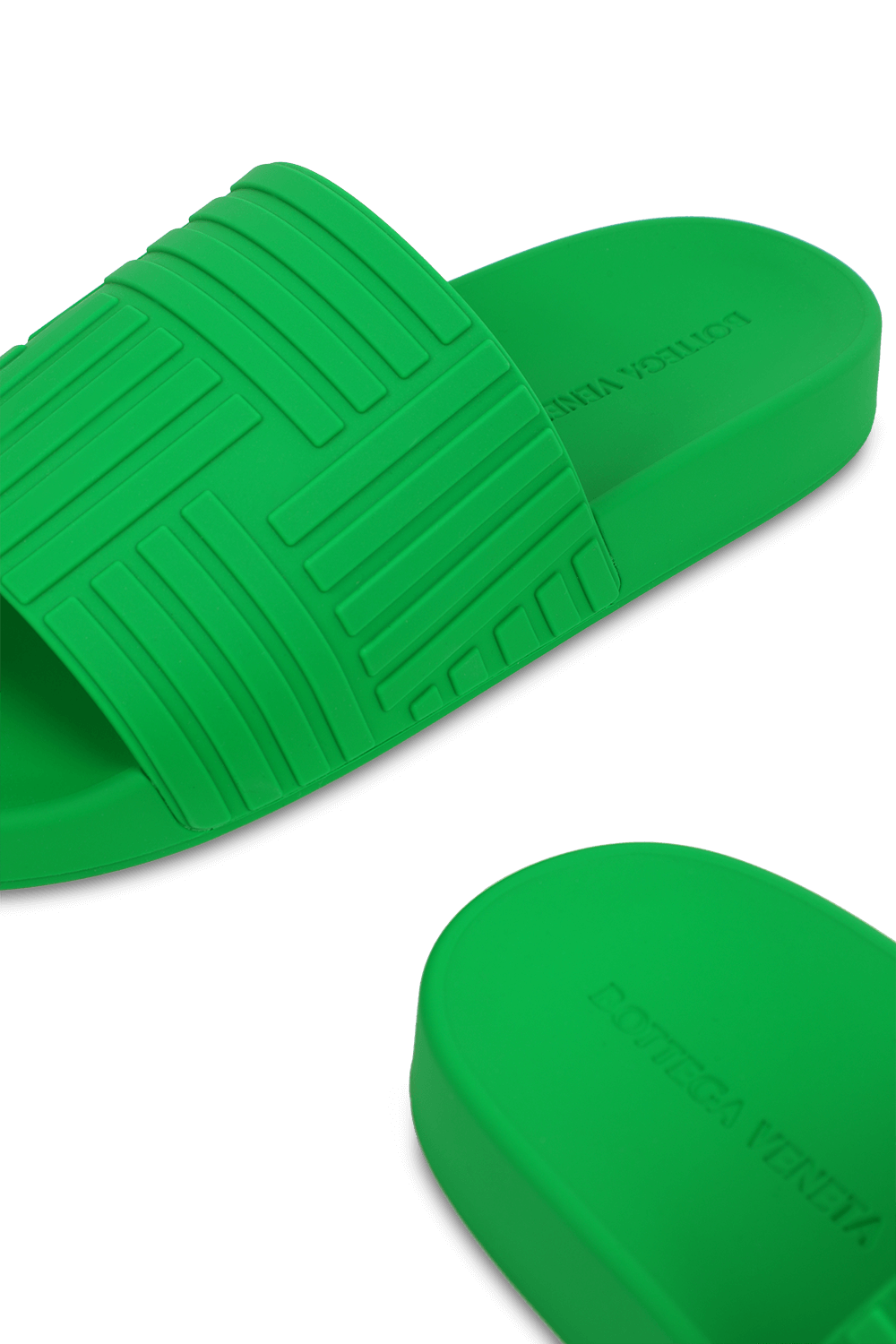 תמונת תקריב של כפכפי סליידס ירוקים מעוצבים